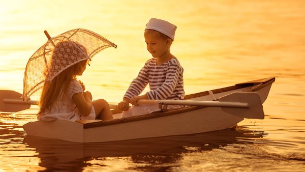 Девушка уплывает на корабле