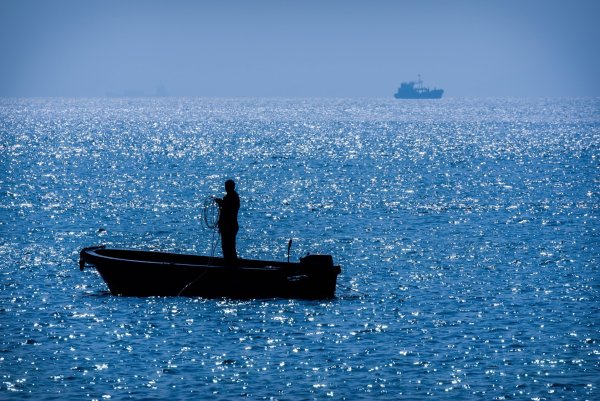 Корабль по морю плывет