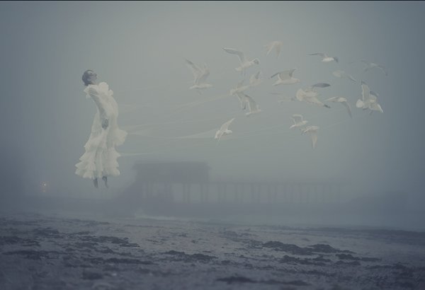 Девушка бежит в тумане