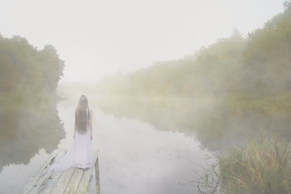 Красивая девушка в тумане