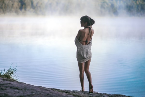 Девушка в белом платье под дождём