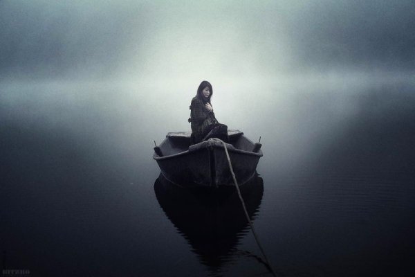 Девушка бежит в платье