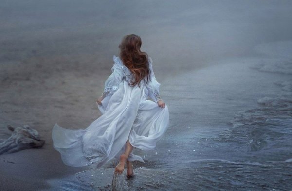 Девушка на обрыве скалы