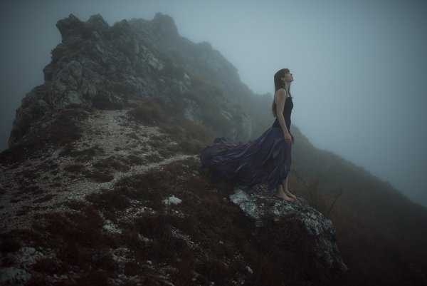 Девушка бежит к морю