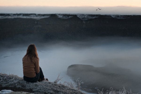 Девушка на обрыве