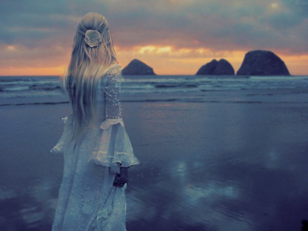 Девушка у реки