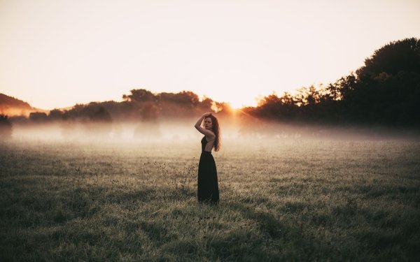 Девушка у реки