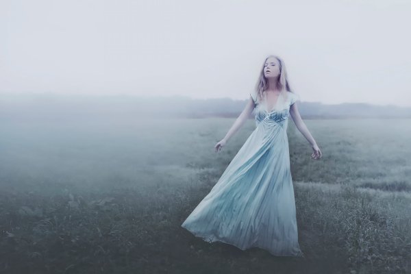 Девушка по пояс в воде