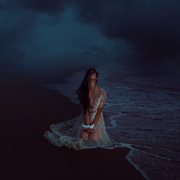 Девушка на обрыве скалы