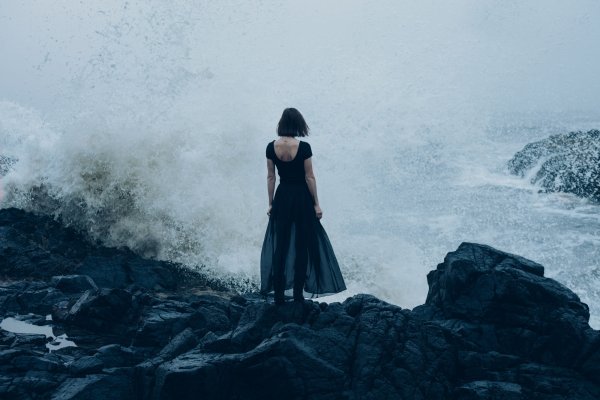 Девушка в тумане у озера