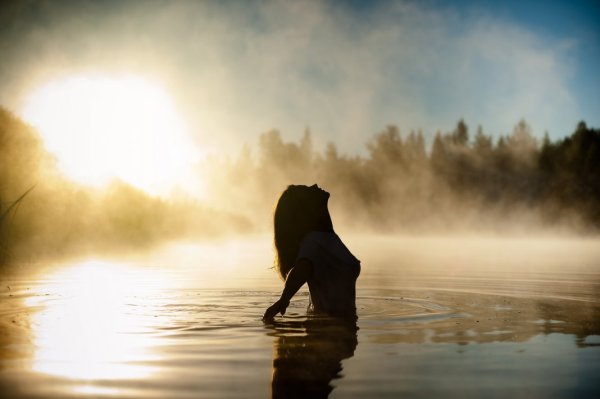 Девушка на берегу и корабль