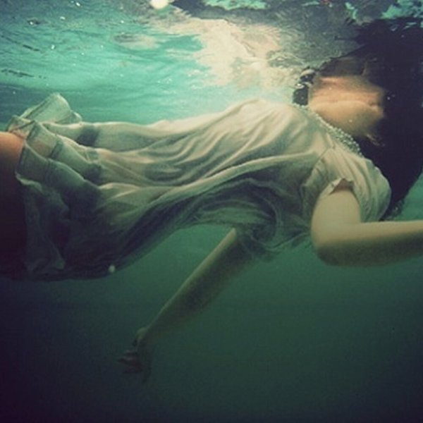 Девушка под водой тонет