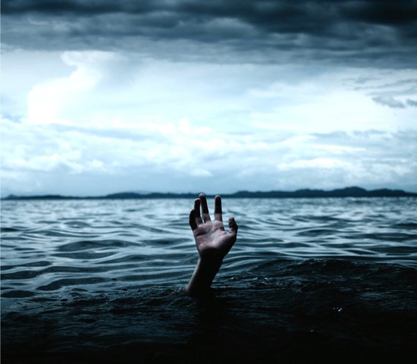 Тонущий человек