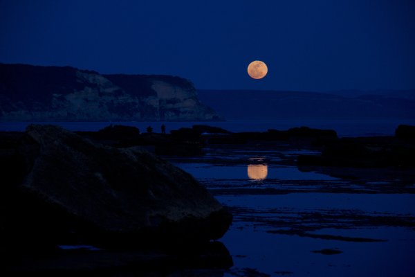 Отражение Луны в море
