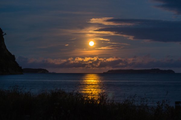 Восход Луны на море