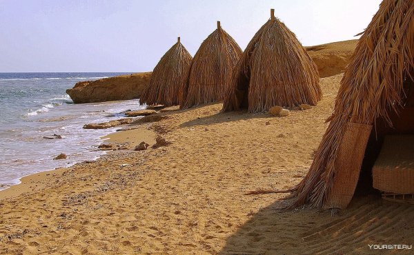 Шалаш на берегу моря