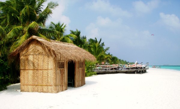 Шалаш на берегу моря