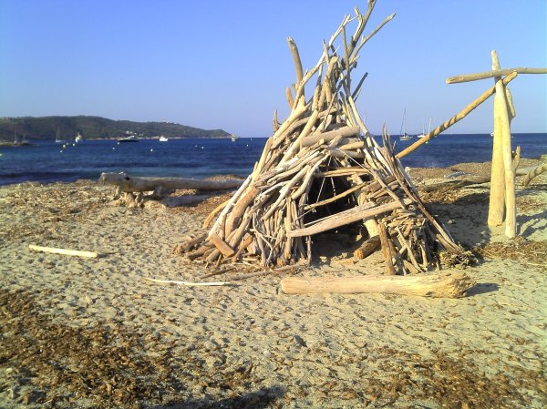 Шалаш на необитаемом острове