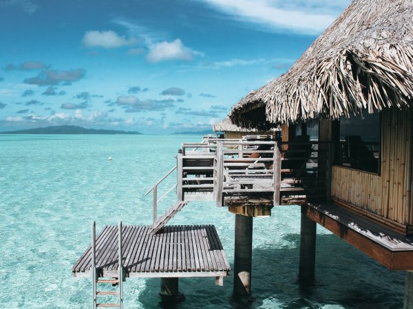 Хижина на берегу моря