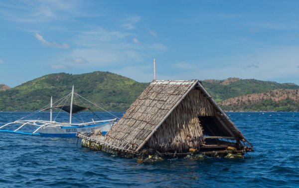 Шалаш на берегу моря