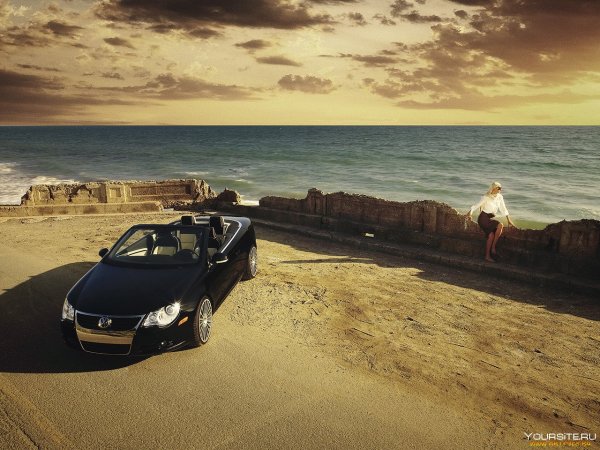 Машина на берегу моря