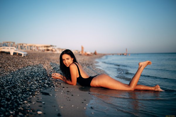 Шатенка на море