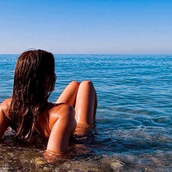 Девушка сзади на море