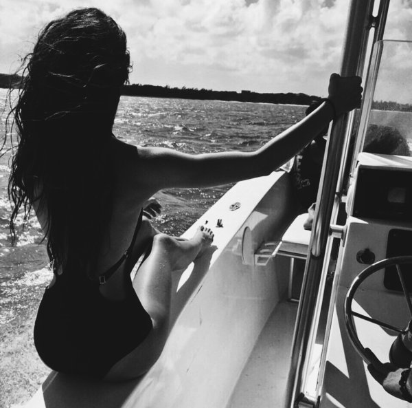 Брюнетка с длинными волосами на море