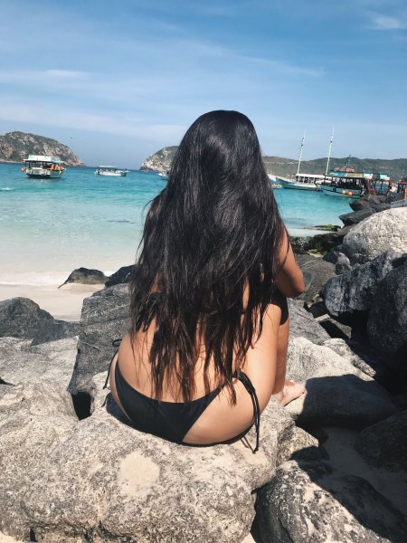 Картинки девушек брюнеток на пляже спиной (69 фото)