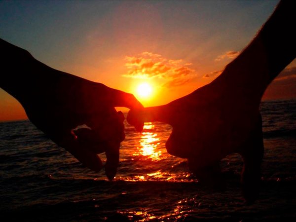 Влюбленная пара на море