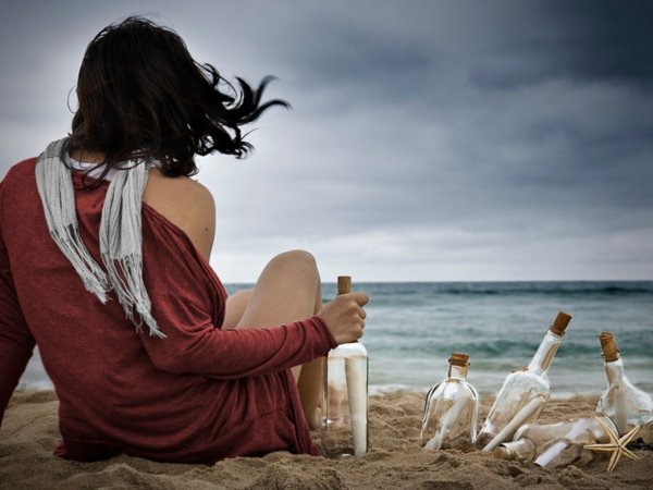 Девушка ждет на берегу