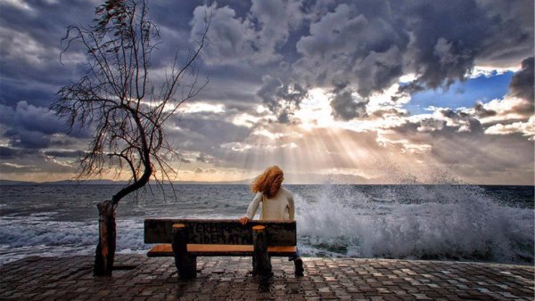 Девушка цветы море