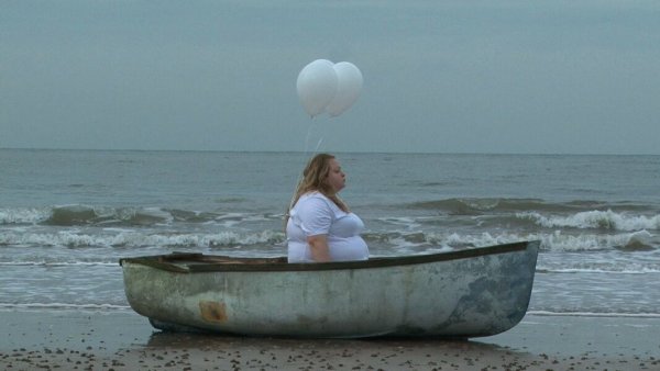 Девушка на скале арт