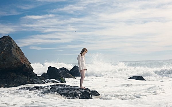 Девушка на море чб