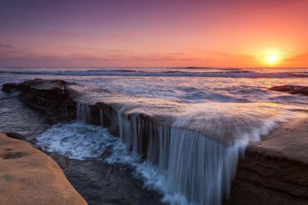 Водопад в море