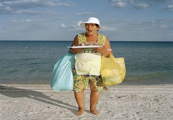 Бабушка на берегу моря