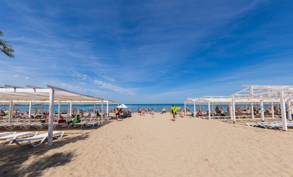 Пляж белый лебедь в Анапе