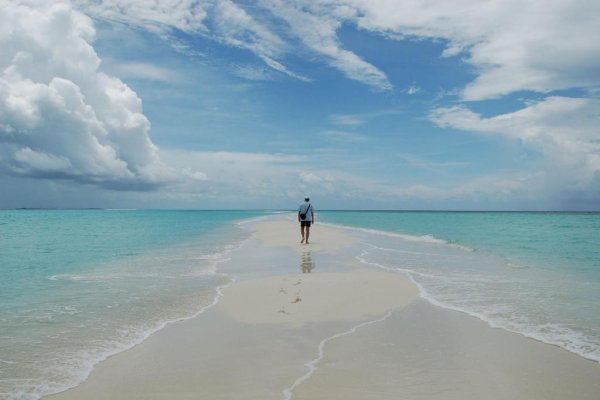 Пляж море закат люди