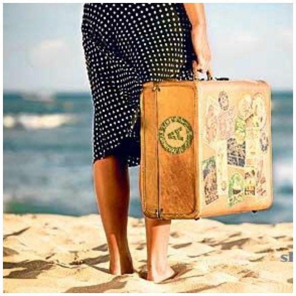Девушка с чемоданом на море