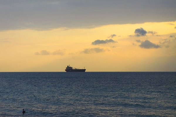 Море корабль вдалеке
