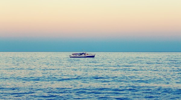 Девушка бежит к морю
