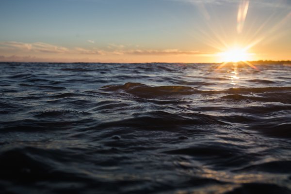 Водная гладь на закате
