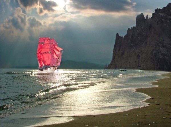 Девушка на море со спины