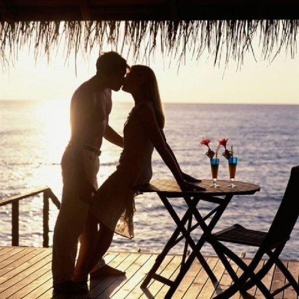 Влюбленная пара на море