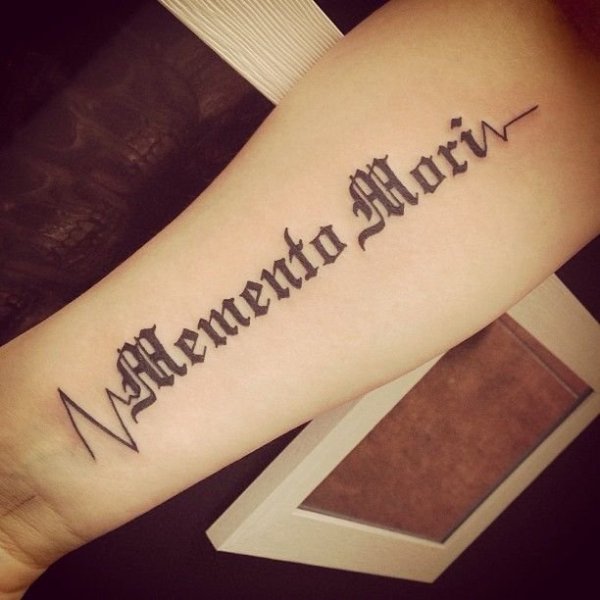 Memento Mori тату на руке