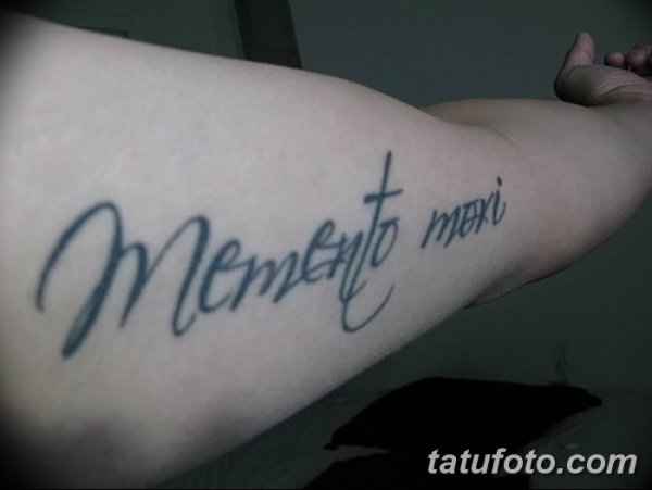 Тату Помни о смерти на латыни