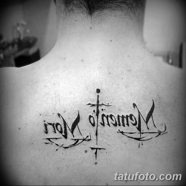 Тату с надписью Помни о смерти