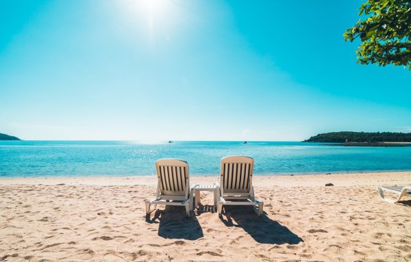 Шезлонг на берегу моря