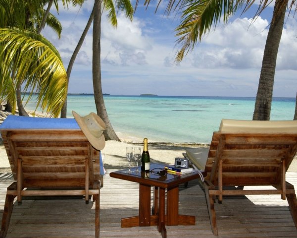 Пляж с пальмами и лежаками