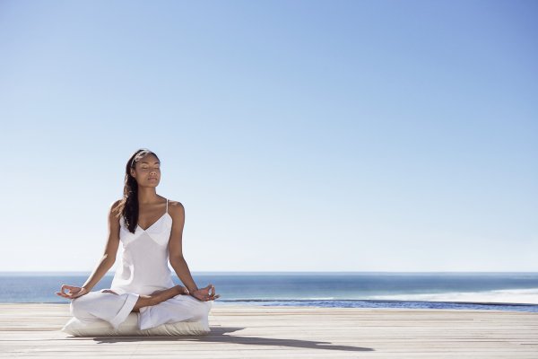 Девушка медитирует